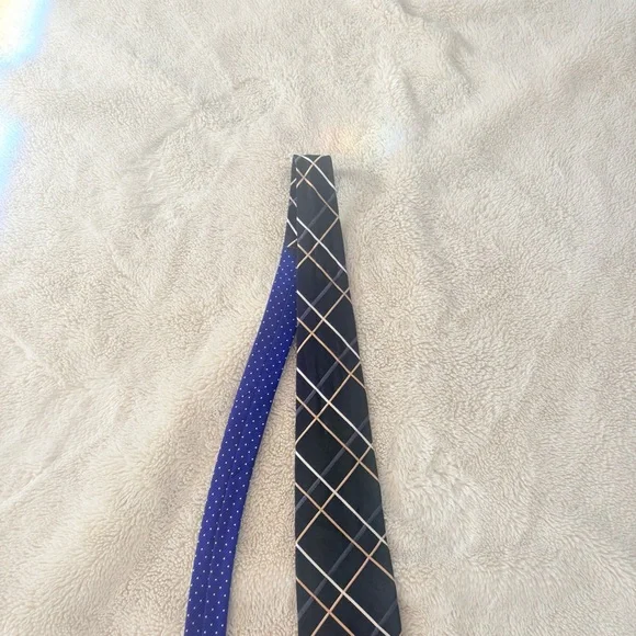 Tommy Hilfiger Silk Tie | Classic Preppy Quiet Luxury Menswear | Polka Dot Blue - Picture 4 of 10